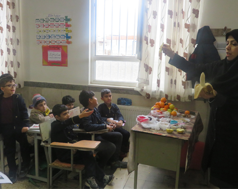 تدریس درس ” سرگذشت دانه ها ” در کلاس خانم تقی زاده
