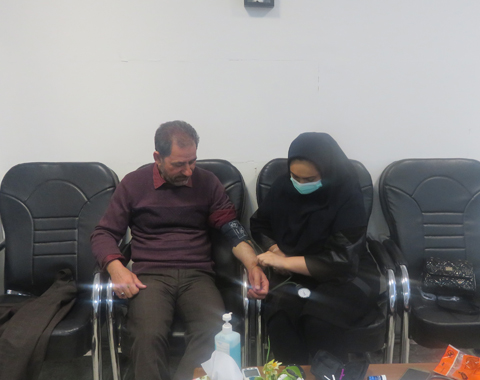 اندازه گیری قند و فشار خون مردان در هفته ملی سلامت مردان ایرانی